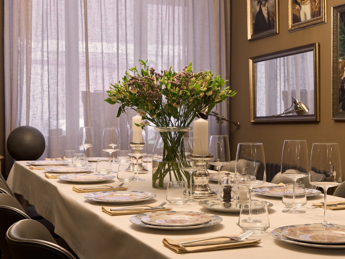 Elegant table setting with fine china and crystal